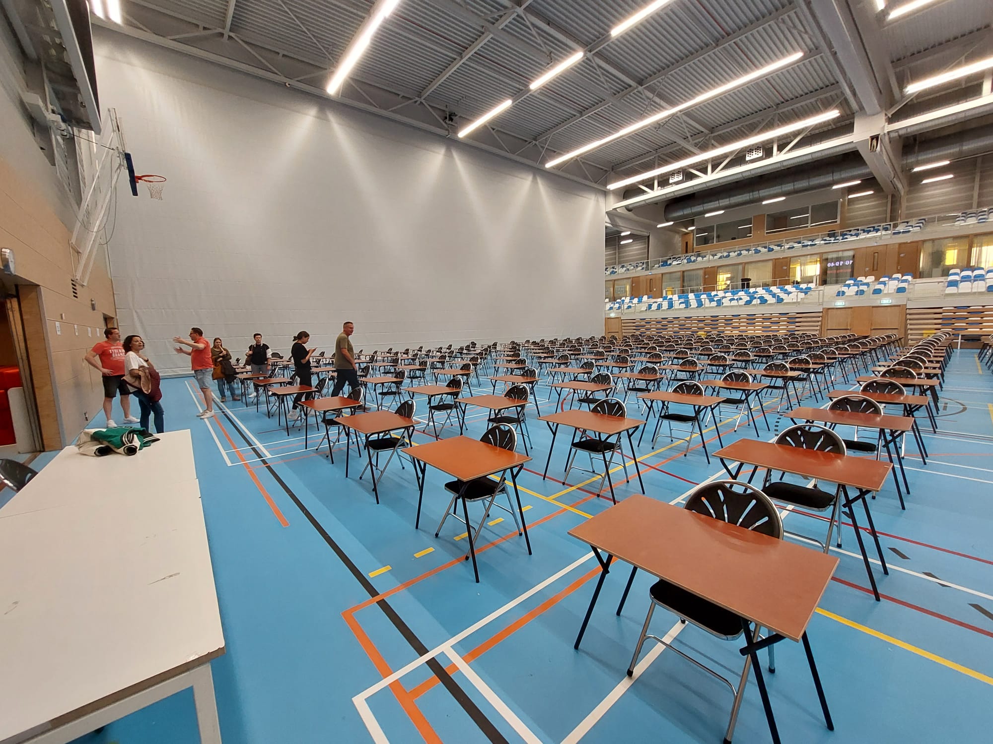 Hemelvaartstoernooi 23 - Terugplaatsen examentafels en stoelen