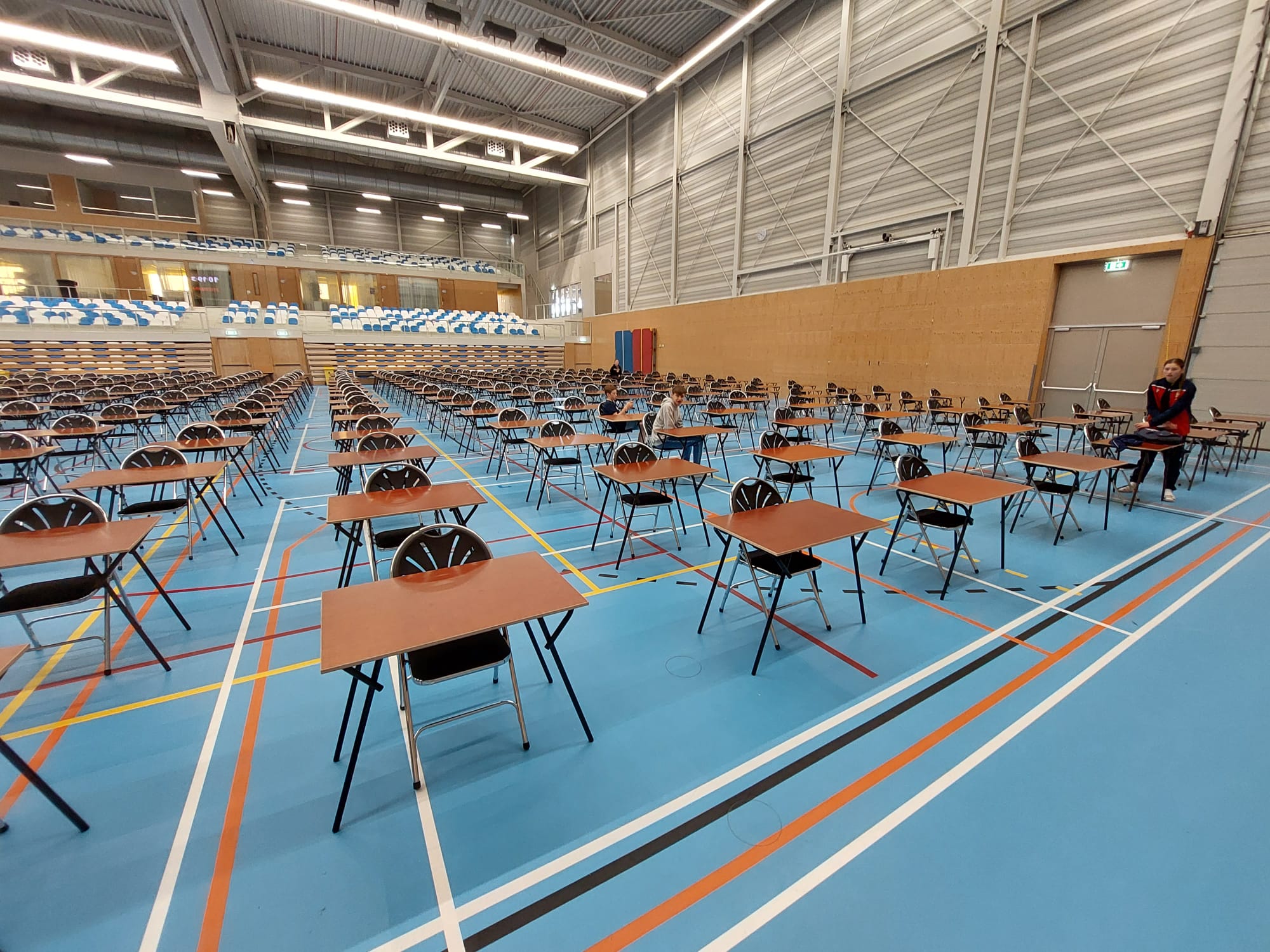 Hemelvaartstoernooi 23 - Terugplaatsen examentafels en stoelen