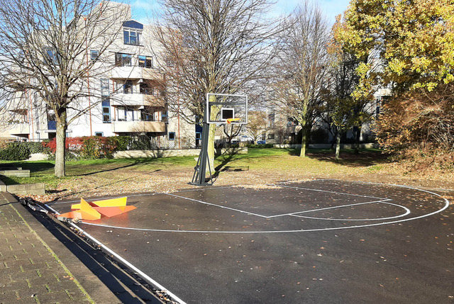 Basketbalveld bij Winkelcentrum Toolenburg voorzien van nieuwe belijning en verstelbare baskets