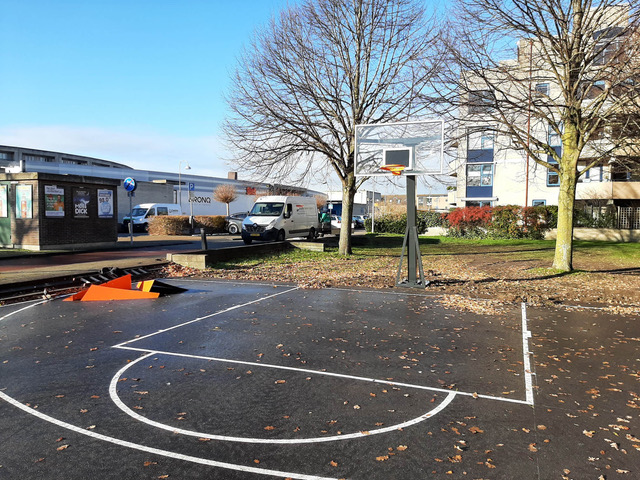 Nieuwe belijning en verstelbare baskets bij basketbalveld Toolenburg